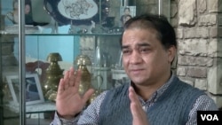 中国知名维吾尔学者伊力哈木案在新疆乌鲁木齐中级人民法院审理，受到国际社会关注，中国当局如临大敌，排除大批警察在法院门外站岗。