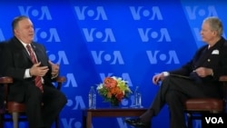 Državni sekretar Majk Pompeo u razgovoru sa direktorom Glasa Amerike Robertom Rajlijem (Foto: VOA)