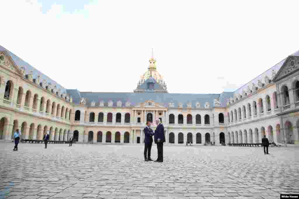 2017年7月13日,美国总统川普和法国总统马克龙在巴黎的军事博物馆——荣誉军人院