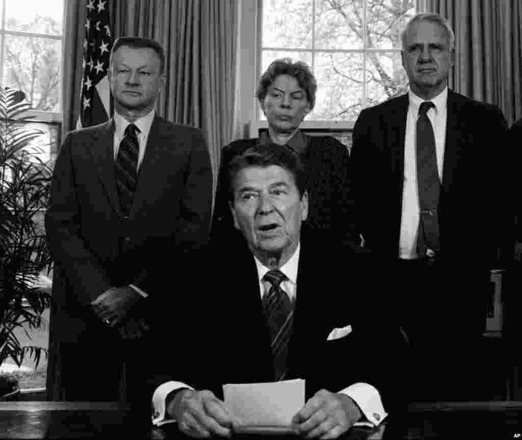 1985年4月15日,美国总统里根会见(后排左起)前国家安全顾问布热津斯基、前美国驻联合国大使柯克帕特里克和前国防部长史莱辛格。 布热津斯基1928年3月28日生于波兰首都华沙,父亲是波兰外交官。他1953年从加拿大移居美国,1958年加入美国籍。他年轻时曾在加拿大、法国和德国求学,在美国哈佛大学获得政府专业博士学位。