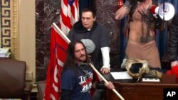 资料照片：国会警察局的视频显示，来自佛罗里达州坦帕的保罗·阿拉德·霍奇金斯站在美国参议院议事厅内。(2021年1月6日)