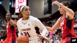 Košarkašica Univerziteta Stenford Didžonaj Kerington (21) u duelu sa reprezentativkom SAD Dajanom Torazi, tokom prijateljske utakmice 2. novembra 2019. Reprezentacija SAD je pobedila 95:80. (Foto: AP/John Hefti)