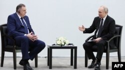 Milorad Dodik i Vladimir Putin tokom susreta u Kazanju (AFP/Sergei BOBYLYOV/POOL)