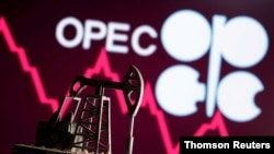 Sebuah pompa angguk 3D terlihat di depan logo OPEC dalam ilustrasi. (Foto: Thomson Reuters)
