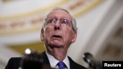 Pemimpin minoritas Senat Mitch McConnell menyampaikan pernyataan dalam konefrensi pers di Gedung Capitol, Washington, pada 9 Januari 2024. (Foto: Reuters/Anna Rose Layden)