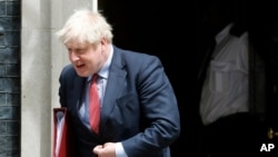 Arhiva - Britanski premijer Boris Džonson napušta Dauning strit 10, u Londonu, 15. jula 2020