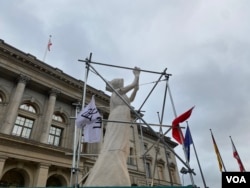 2024年11月7日，象征八九年中国人为自由抗争的民主女神像，展出在柏林市议会旁边。(美国之音/李伯安)