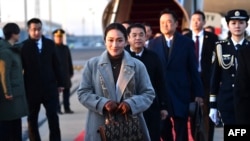 ພາບຖ່າຍໃບປິວຈາກ ກອງທັບໄທ ທີ່ໄດ້ຖ່າຍແລະຖືກເປີດເຜີຍ ໃນວັນທີ 5 ກຸມພາ 2025 ສະແດງໃຫ້ເຫັນ ນາຍົກໄທ ແພທອງທານ ຊິນນະວັດ (ກາງ) ເດີນທາງໄປຢ້ຽມຢາມປັກກິ່ງຢ່າງເປັນທາງການ.