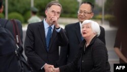 Menkeu AS Janet Yellen (kanan) berjabat tangan dengan Dubes AS untuk China Nicholas Burns (kiri) disaksikan oleh Yang Yingming, Dirjen Dept.Hubungan Ekonomi Internasional Kemenkeu China, setibanya di Bandara Internasional Beijing, China 6 Juli 2023. (Mark Schiefelbein/POOL/AFP)