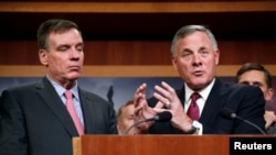 参议院情报委员会主席、共和党人布尔和委员会副主席、民主党人沃纳向媒体介绍委员会的发现和建议。（2018年5月17日）