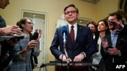 Спікер Палати представників Майк Джонсон відповідає на запитання конгресової кореспондентки Голосу Америки Катерини Лісунової, після голосування за пакет допомоги Україні, Ізраїлю і Тайваню. Субота, 20 квітня, 2024 р.