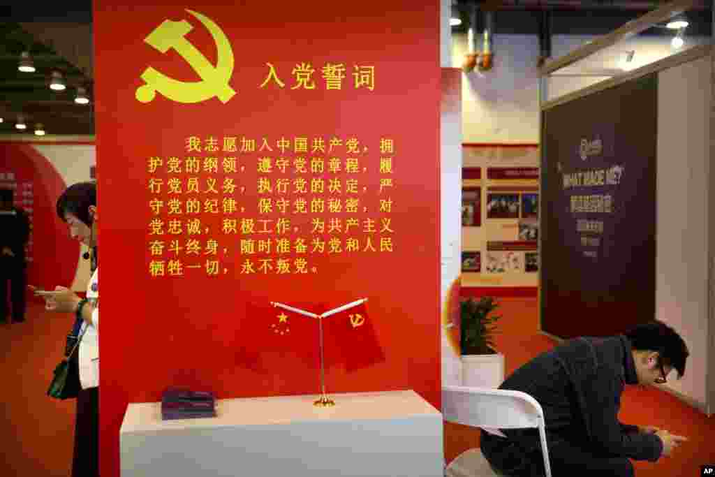 2018年9月26日,在北京的中国改革开放40周年展览会上,参观者使用智能手机。展品中有中共入党誓词。中共9000万党员中,有多少人真正相信和实践“为共产主义奋斗终生,随时准备为党和人民牺牲一切”这些誓词?很多人认为,中国真心相信共产主义者很少很少。