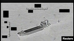 资料照片：美国海军视频显示，伊朗革命卫队舰艇“沙希德·巴扎尔”号在波斯湾拖着美国海军“无人航海探索者”号。(2022年8月30日)