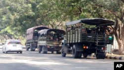 在缅甸首都内比都，士兵们坐在路边停着的卡车里。（2021年2月1日）
