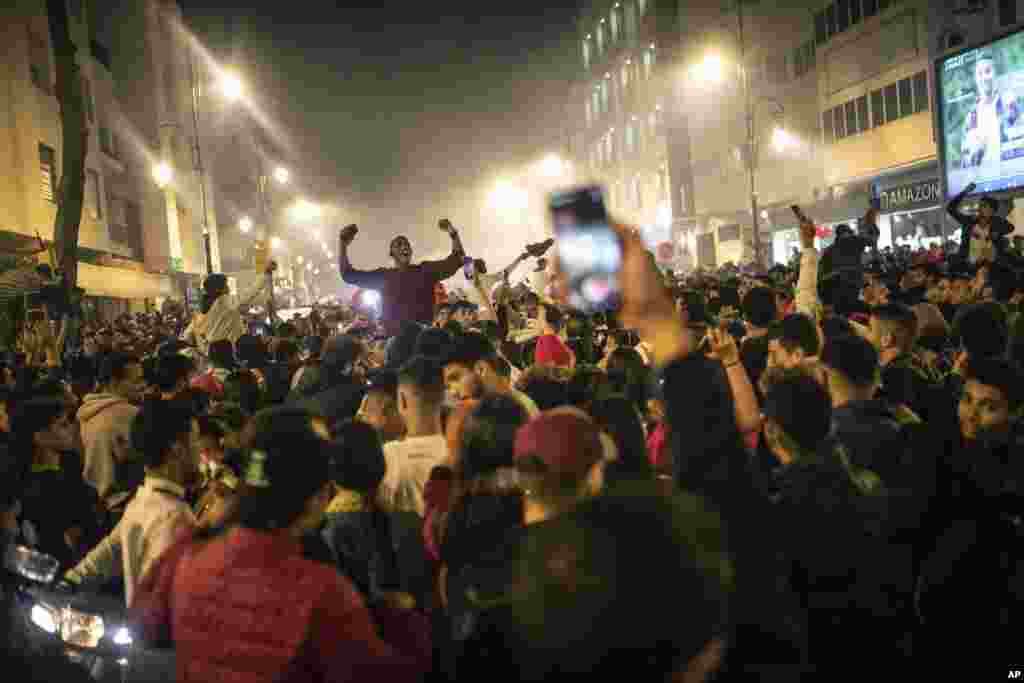 Bato bazalaki kosepela na balabala&nbsp;a Rabat, Maroc, nsima na elonga ya Maroc likolo lya Portugal na 1/4 ya finale ua Mondial Qatar 2022, 10 décembre 2022.&nbsp;(AP Photo/Mosa&#39;ab Elshamy)