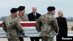 Presiden AS Joe Biden dan ibu negara Jill Biden menghadiri penyerahan jenazah tiga tentara AS yang terbunuh di Yordania dalam serangan pesawat tak berawak yang dilakukan militan yang didukung Iran, di Pangkalan Angkatan Udara Dover di Dover, Delaware, AS, 2 Februari 2024. 