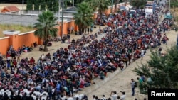 成千上万试图徒步走到美国的洪都拉斯移民在危地马拉的瓦多宏度镇被安全部队阻截。(2021年1月17日)