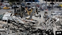 Spasioci pretražuju ruševine iranskog konzulata u Damasku, 2. april 2024. (Foto: AFP/Louai Beshara)
