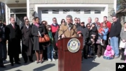 瑞吉尔众议员在新闻发布会上