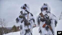 Ukrajinski vojnici učestvuju u vežbi na zapadu Ukrajine (Foto: AP/Pavlo Palamarchuk)