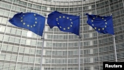 Zastave Evropske unije ispred sjedišta Evropske komisije u Briselu (Foto: Reuters/Yves Herman)