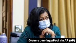 ARHIVA - Članica Predstavnčkog doma Pramila Džajapal iz države Vašington na zasedanju potkomiteta za pravosuđe na Kapitol hilu 29. jula 2020. Džajapal je u ponedeljak saopštila da je testirana pozitivna na Kovid-19.