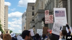 聚集在维吉尼亚州里士满的联邦法庭外的抗议者。（2017年5月8日）