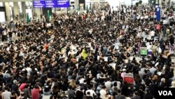 数以千计香港市民参与8月9日继续"和你飞"第二次机场反送中集会，几乎坐满入境大堂。 （摄影: 美国之音汤惠芸）