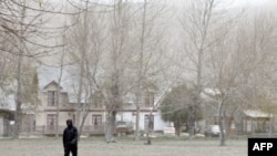 Khu du lịch vùng núi San Martin de Los Andes của Argentina phủ đầy tro bụi núi lửa. Núi lửa Puyehue tại Chile đã phún xuất từ tuần trước, gây đảo lộn việc du hành bằng đường hàng không