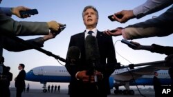 Menteri Luar Negeri AS Antony Blinken berbicara kepada awak media sebelum meninggalkan Kairo, Minggu, 15 Oktober 2023, dalam perjalanan ke Yordania. (Foto: AP/Jacquelyn Martin