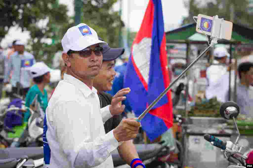 ទិដ្ឋភាពការដង្ហែក្បួនឃោសនាបោះឆ្នោតថ្ងៃចុងក្រោយរបស់គណបក្សសង្រ្គោះជាតិ កាលពីព្រឹកថ្ងៃទី០២ ខែមិថុនា ២០១៧។(នៅ វណ្ណារិន/VOA)