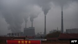 Asap menyembur dari pembangkit listrik berbahan bakar batu bara di dekat Datong, di provinsi Shanxi utara China, 19 November 2015. (GREG BAKER / AFP)