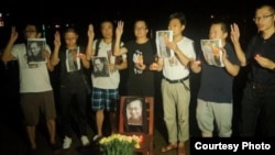 非政府组织中国人权捍卫者（Chinese Human Rights Defenders，简称CHRD）年度报告的封面，封面照片是广东江门人士悼念刘晓波（2018年2月26日）