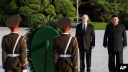 ប្រធានាធិបតីរុស្ស៊ី លោក Vladimir Putin (ស្តាំទីពីរ) និងមេដឹកនាំកូរ៉េខាងជើង លោក Kim Jong Un ចូលរួមពិធីដាក់កម្រងផ្កានៅវិមានរំដោះក្នុងទីក្រុងព្យុងយ៉ាង ប្រទេសកូរ៉េខាងជើង នៅថ្ងៃទី១៩ ខែមិថុនា ឆ្នាំ២០២៤។