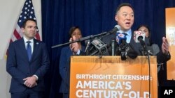 မွေးရာပါနိုင်ငံသားဖြစ်ခွင့် ပိတ်ပင်ခြင်းအပေါ် တရားစွဲဆိုကြသည့် ပြည်နယ်သုံးခုမှ ရှေ့နေချုပ်များ သတင်းစာရှင်းလင်းပွဲ။ (၇ ဖေဖော်ဝါရီ ၂၀၂၅) (AP)