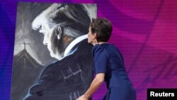 Keri Lejk ljubi sliku Donalda Trampa na Konferenciji konzervativne političke akcije 3. marta 2023. godine.