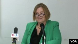 Direktur VOA Amanda Bennet saat berkunjung ke Kosovo.
