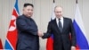 Presiden Rusia Vladimir Putin (kanan) berjabat tangan dengan Pemimpin Korea Utara, Kim Jong-un di Pulau Rusky, Vladivostok, Rusia, 25 April 2019.