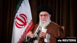 pin Tertinggi Iran Ayatollah Ali Khamenei saat berpidato yang disiarkan melalui televisi, di Teheran, Iran, 22 Maret 2020. (Foto: Reuters)