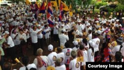 ព្រះអង្គ​ម្ចាស់​ ​នរោត្តម រណឫទ្ធិ​ ​ប្រធាន​គណបក្ស​រាជា​និយម​ហ៊្វុនស៊ីនប៉ិច ទទួល​ស្វាគមន៍​ដោយ​អ្នកគាំទ្រ​របស់​ព្រះអង្គ​ក្នុង​ខេត្ត​កំពង់ចាម​ អំឡុង​ពេលឃោសនា​ បោះឆ្នោតឃុំ-សង្កាត់កាពីថ្ងៃ​ថ្ងៃសៅរ៍ទី​២០ខែ​ឧសភាឆ្នាំ​២០១៧។។​ (រូបភាព​អ្នកសារព័ត៌មាន​ក្នុងស្រុក)