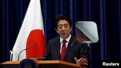 日本首相安倍在东京的记者会上（2015年10月6日）