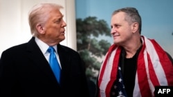 Predsednik Donald Tramp dočekuje bivšeg zatvorenika Marka Fogela nakon što je oslobođen iz zatvora u Rusiji, Vašington, 11. februar, 2025.(Foto: AFP /Allison ROBBERT)