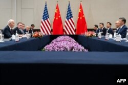 Presiden AS Joe Biden (kiri) bertemu dengan Presiden China Xi Jinping (kanan) di sela-sela KTT Kerja Sama Ekonomi Asia-Pasifik (APEC) di Lima, Peru, 16 November 2024. (Foto: SAUL LOEB / AFP)
