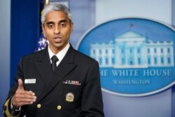 Surgeon General Dr. Vivek Murthy dalam jumpa pers harian di Gedung Putih, Washington, 15Juli 2021. (AP Photo/Susan Walsh)