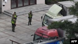 중국 단둥 세관에서 공안들이 북한에서 돌아오는 화물차를 검사하고 있다.