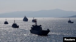 Kapal-kapal Angkatan Laut Turki berlatih melakukan pendaratan dalam latihan militer Blue Homelan di kota pesisir Foca, di Teluk Izmir, Turki, 5 Maret 2019. (Foto: Reuters)