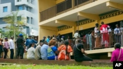 Les gens font la queue pour voter lors d'un référendum, à Libreville, Gabon, le 16 novembre 2024.
