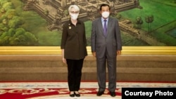 អ្នកស្រី Wendy Sherman អនុ​រដ្ឋមន្រ្តី​ក្រសួង​ការ​បរទេស​អាមេរិក ជួប​ជាមួយ​នឹង​លោក​នាយក​រដ្ឋមន្ត្រី ហ៊ុន សែន ក្នុង​ដំណើរ​ទស្សនកិច្ច​ផ្លូវ​រដ្ឋ​មក​កម្ពុជា ថ្ងៃទី១ ខែមិថុនា ឆ្នាំ២០២១។ (រូបថត​ផ្ដល់​ឲ្យ​ដោយ​ស្ថានទូត​សហរដ្ឋ​អាមេរិក​ប្រចាំ​នៅ​កម្ពុជា)