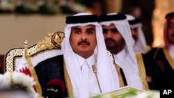 Emir Qatar Sheikh Tamim bin Hamad Al-Thani (depan) dalam pertemuan GCC di Doha, Qatar 9 Desember 2014 (foto: dok).