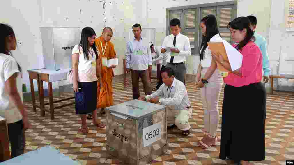ក្រុម​មន្ត្រី​រៀបចំ​ការ​បោះឆ្នោត បាន​ប្រមូល និង​រាប់​សន្លឹក​ឆ្នោត នៅ​ការិយាល័យ​បោះឆ្នោតក្នុង​សាលា​បឋមសិក្សា​ស្លាកែត នៅ​ថ្ងៃ​ទី៤ ខែ​មិថុនា ឆ្នាំ២០១៧។ (អ៊ិត សូធឿត/VOA)